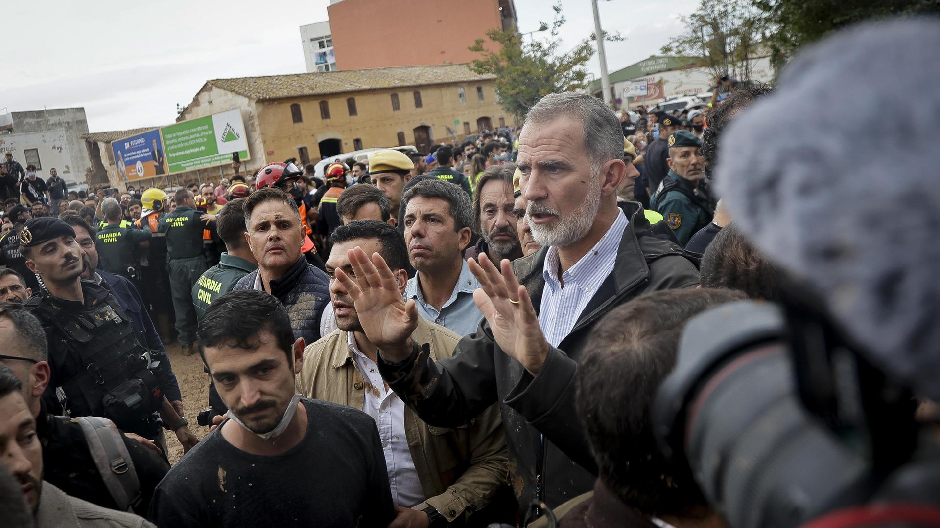 Spaniens Königspaar besucht die verwüstete Region Valencia. König Felipe VI. steht inmitten von Bürgern. Bei dem Besuch gab es wütende Proteste. (3. November 2024)