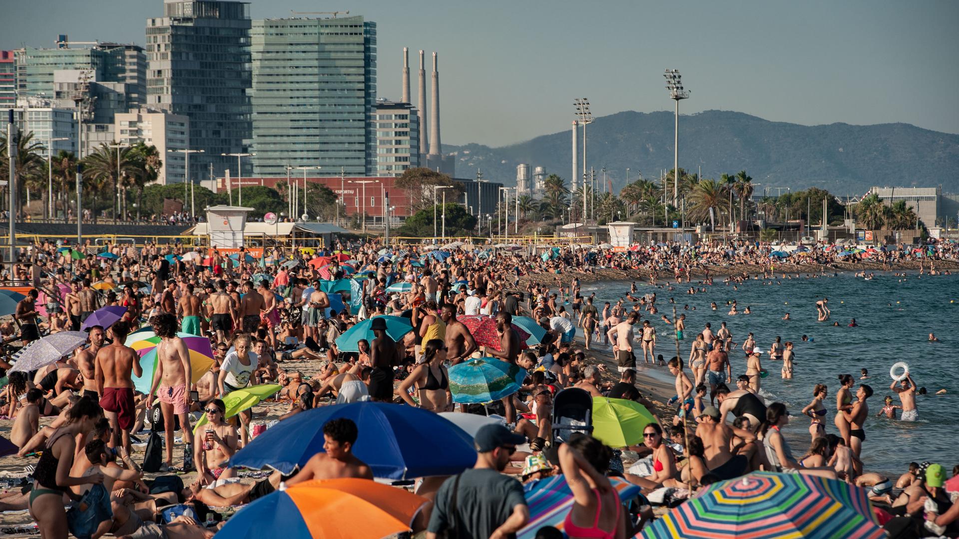 Am Strand Bogatell in Barcelona drängen sich die Menschen, um sich abzukühlen. 