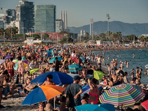 Am Strand Bogatell in Barcelona drängen sich die Menschen, um sich abzukühlen. 