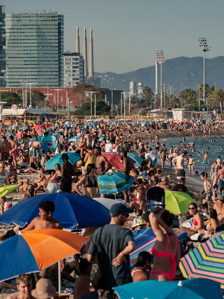 Am Strand Bogatell in Barcelona drängen sich die Menschen, um sich abzukühlen. 