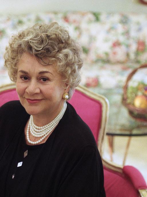 Die Schauspielerin Joan Plowright posiert im Jahr 1999 in einem Stuhl für ein Foto.