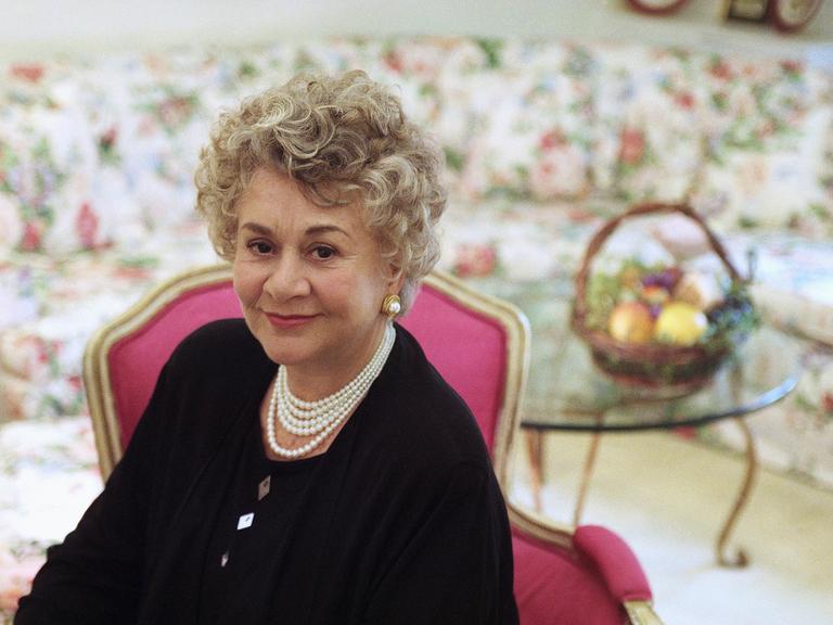 Die Schauspielerin Joan Plowright posiert im Jahr 1999 in einem Stuhl für ein Foto.