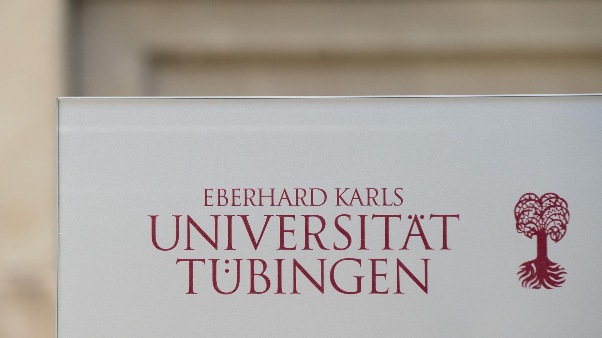 Baden-Württemberg, Tübingen: Ein Schild weißt auf die Eberhard-Karls-Universität Tübingen hin.