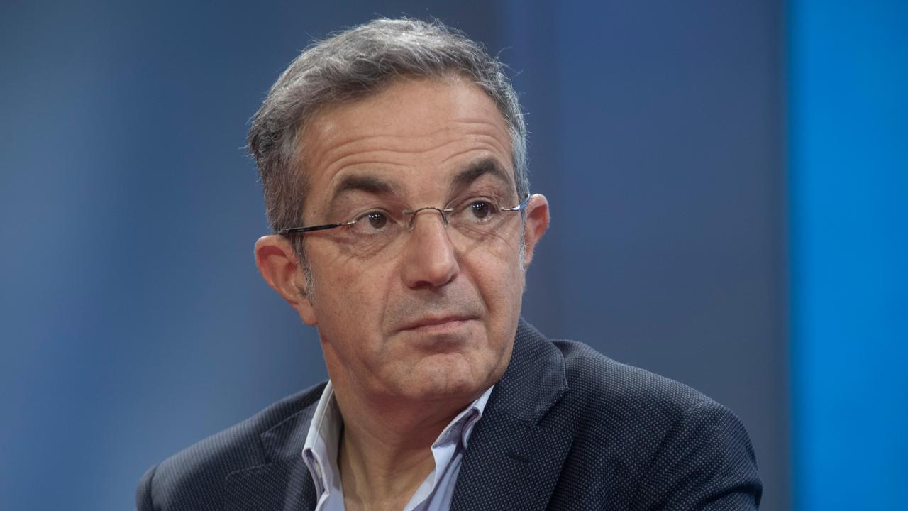 Navid Kermani schaut ernst und konzentriert.