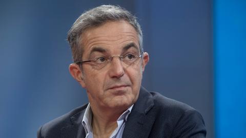 Navid Kermani schaut ernst und konzentriert.