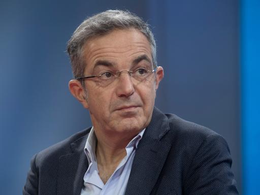 Navid Kermani schaut ernst und konzentriert. Navid Kermani schaut ernst und konzentriert.