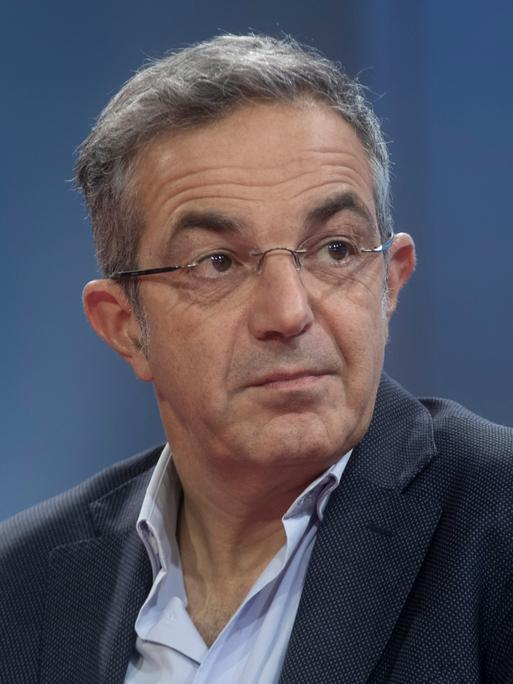 Navid Kermani schaut ernst und konzentriert.