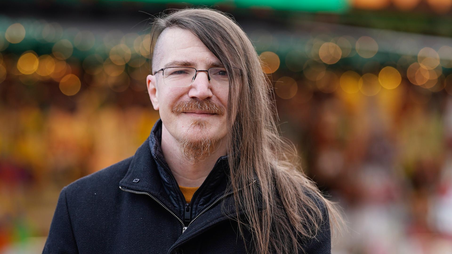 Christian Fein, Initiator des Projektes „Keiner bleibt allein“, steht auf dem Mannheimer Weihnachtsmarkt. Christian Fein, Initiator des Projektes „Keiner bleibt allein“, steht auf dem Mannheimer Weihnachtsmarkt.