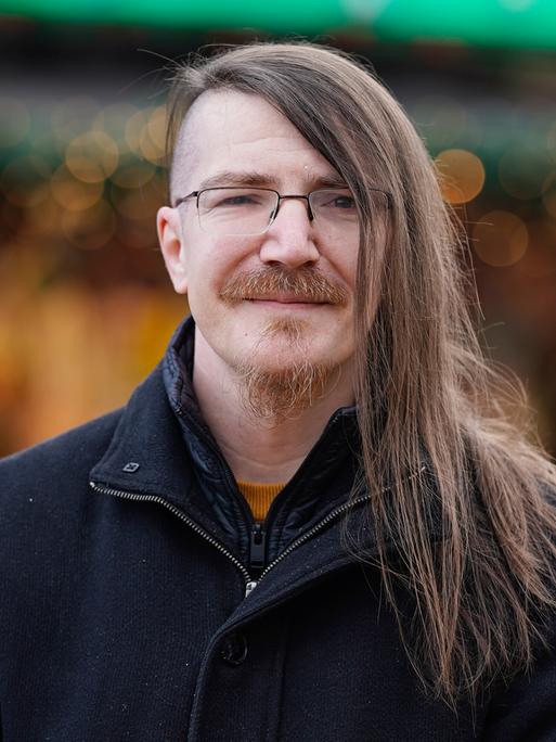 Christian Fein, Initiator des Projektes „Keiner bleibt allein“, steht auf dem Mannheimer Weihnachtsmarkt. Christian Fein, Initiator des Projektes „Keiner bleibt allein“, steht auf dem Mannheimer Weihnachtsmarkt.