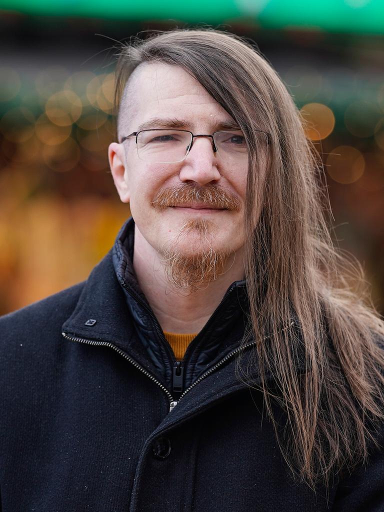 Christian Fein, Initiator des Projektes „Keiner bleibt allein“, steht auf dem Mannheimer Weihnachtsmarkt.