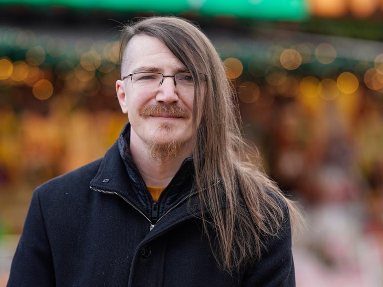 Christian Fein, Initiator des Projektes „Keiner bleibt allein“, steht auf dem Mannheimer Weihnachtsmarkt. Christian Fein, Initiator des Projektes „Keiner bleibt allein“, steht auf dem Mannheimer Weihnachtsmarkt.