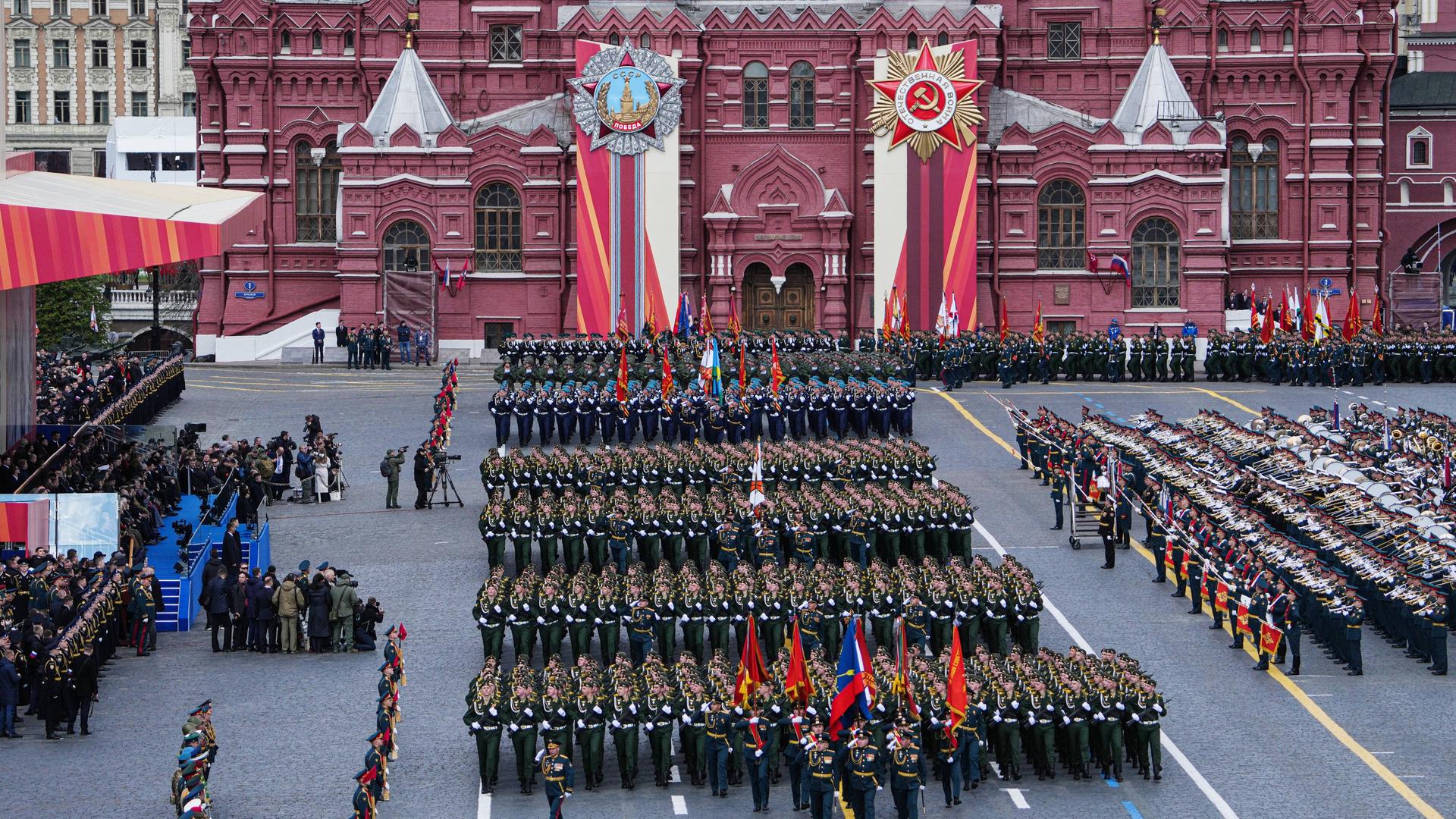 Soldaten stehen in Formation auf dem Roten Platz in Moskau.
