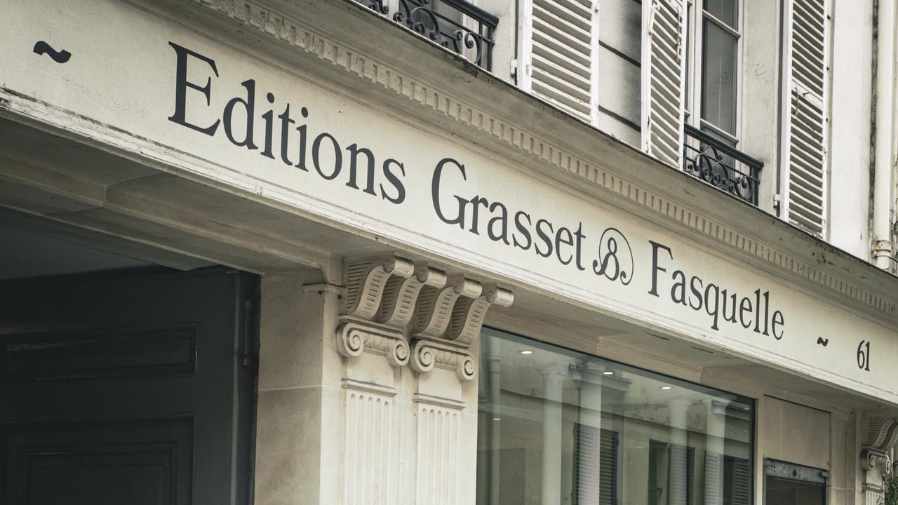 Der Hauptsitz des Verlags Grasset in Paris: ein weißes Gebäude mit Schaufenster, in dem Bücher stehen.