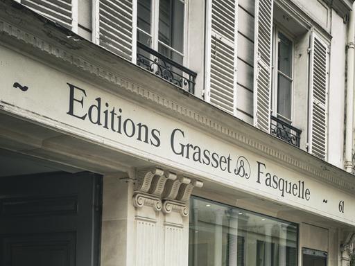 Der Hauptsitz des Verlags Grasset in Paris: ein weißes Gebäude mit Schaufenster, in dem Bücher stehen.