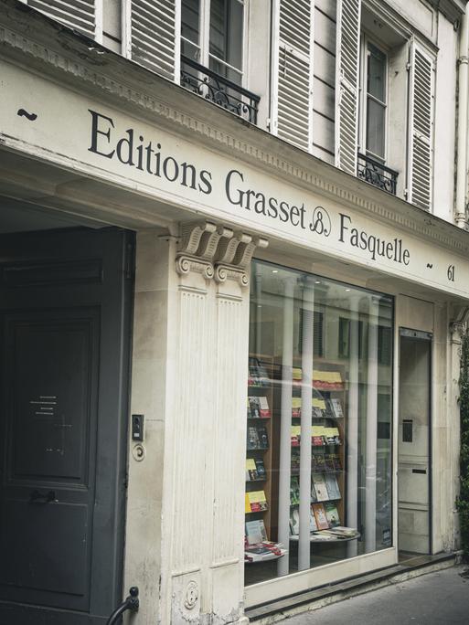 Der Hauptsitz des Verlags Grasset in Paris: ein weißes Gebäude mit Schaufenster, in dem Bücher stehen. Der Hauptsitz des Verlags Grasset in Paris: ein weißes Gebäude mit Schaufenster, in dem Bücher stehen.