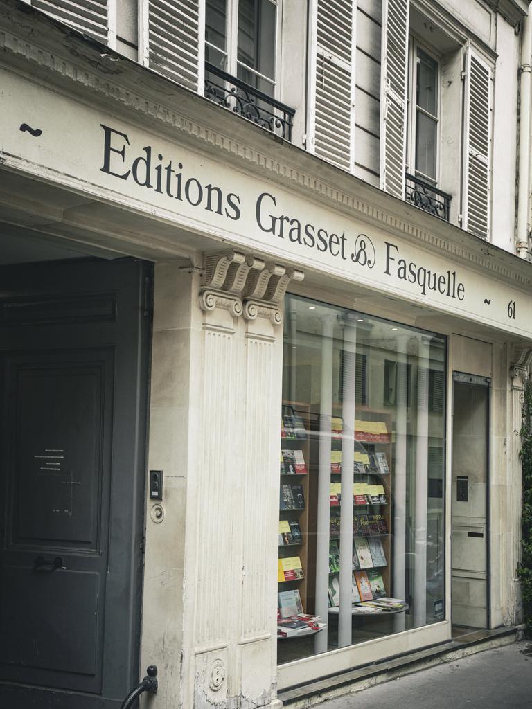 Der Hauptsitz des Verlags Grasset in Paris: ein weißes Gebäude mit Schaufenster, in dem Bücher stehen.