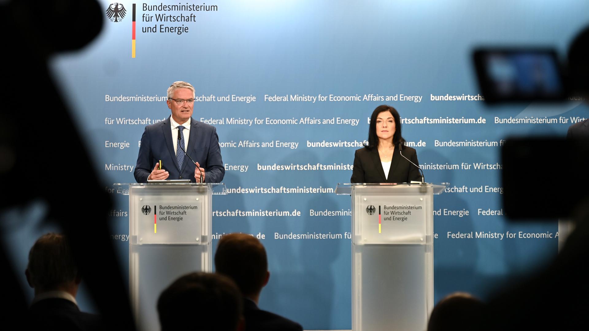 Berlin: Mathias Cormann (l), OECD-Generalsekretär, spricht bei einer gemeinsamen Pressekonferenz mit Katherina Reiche (CDU), Bundesministerin für Wirtschaft und Energie. 