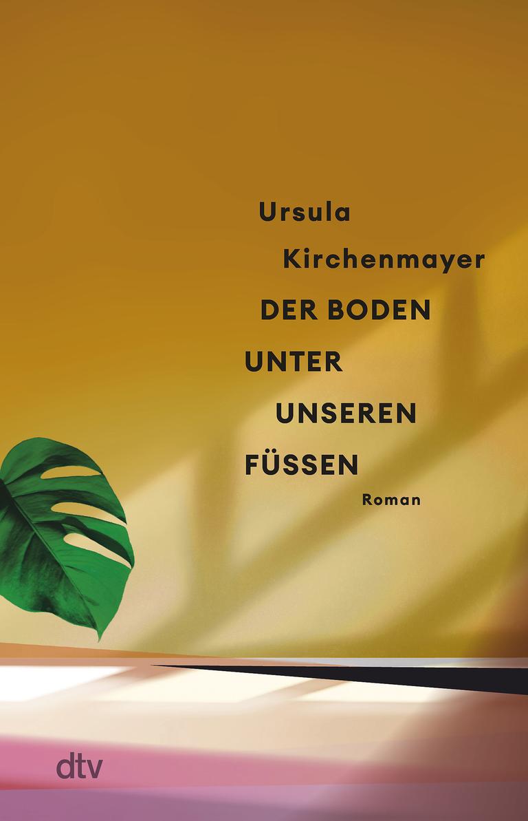 Cover von Ursula Kirchenmayers Roman "Der Boden unter unseren Füßen": Es zeigt die Wand eines Zimmers mit einer stilisierten Zimmerpflanze. Cover von Ursula Kirchenmayers Roman "Der Boden unter unseren Füßen": Es zeigt die Wand eines Zimmers mit einer stilisierten Zimmerpflanze.