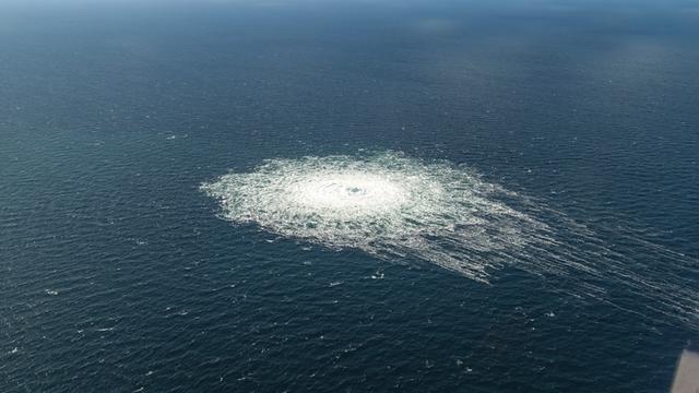 Gas steigt vom Boden der Ostsee auf. Es ist ein großer Strudel im Wasser zu sehen.