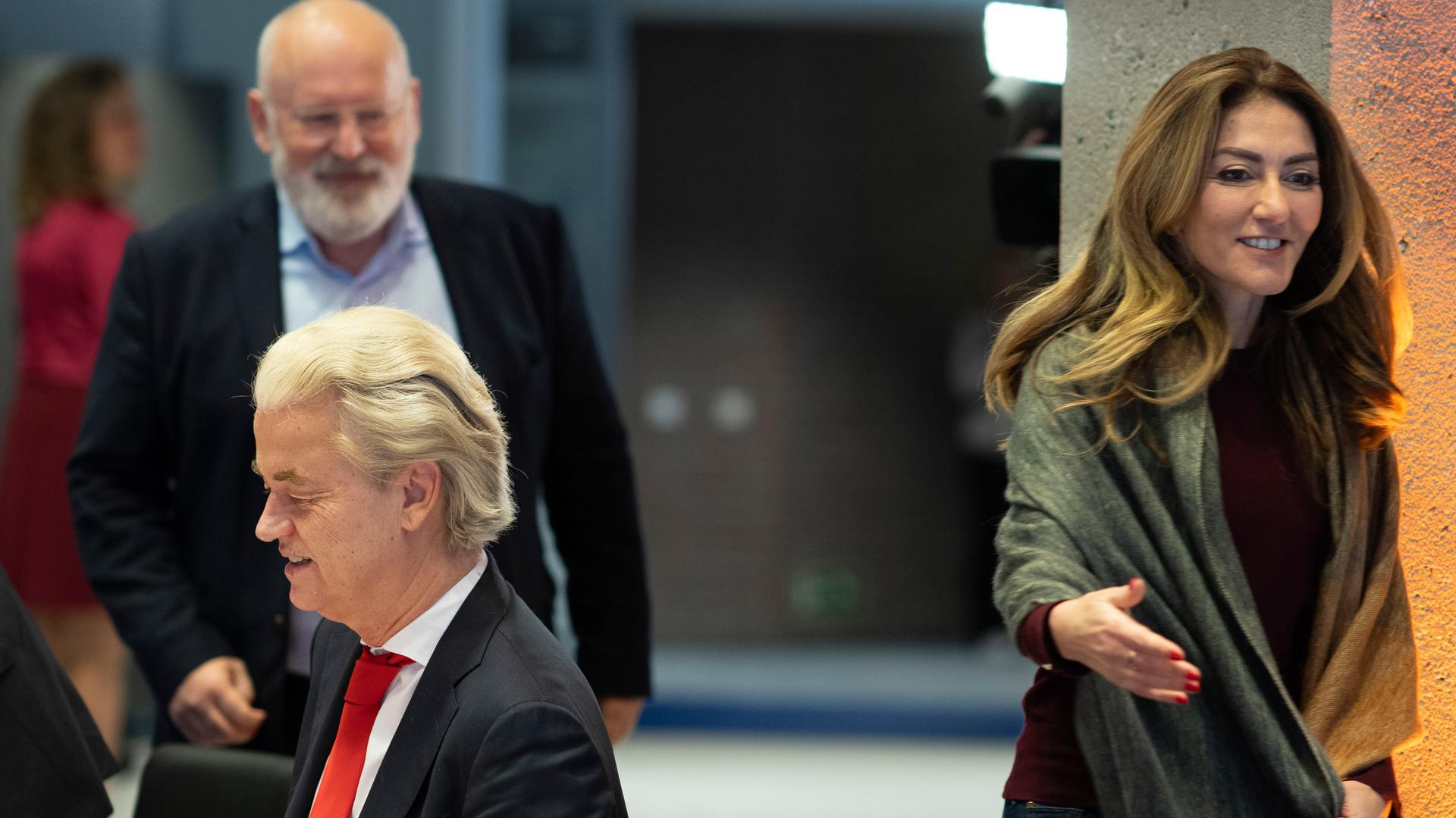 Geert Wilders, Dilan Yesilgöz-Zegerius und Frans Timmermans gehen zu einer Sitzung in Parlament.