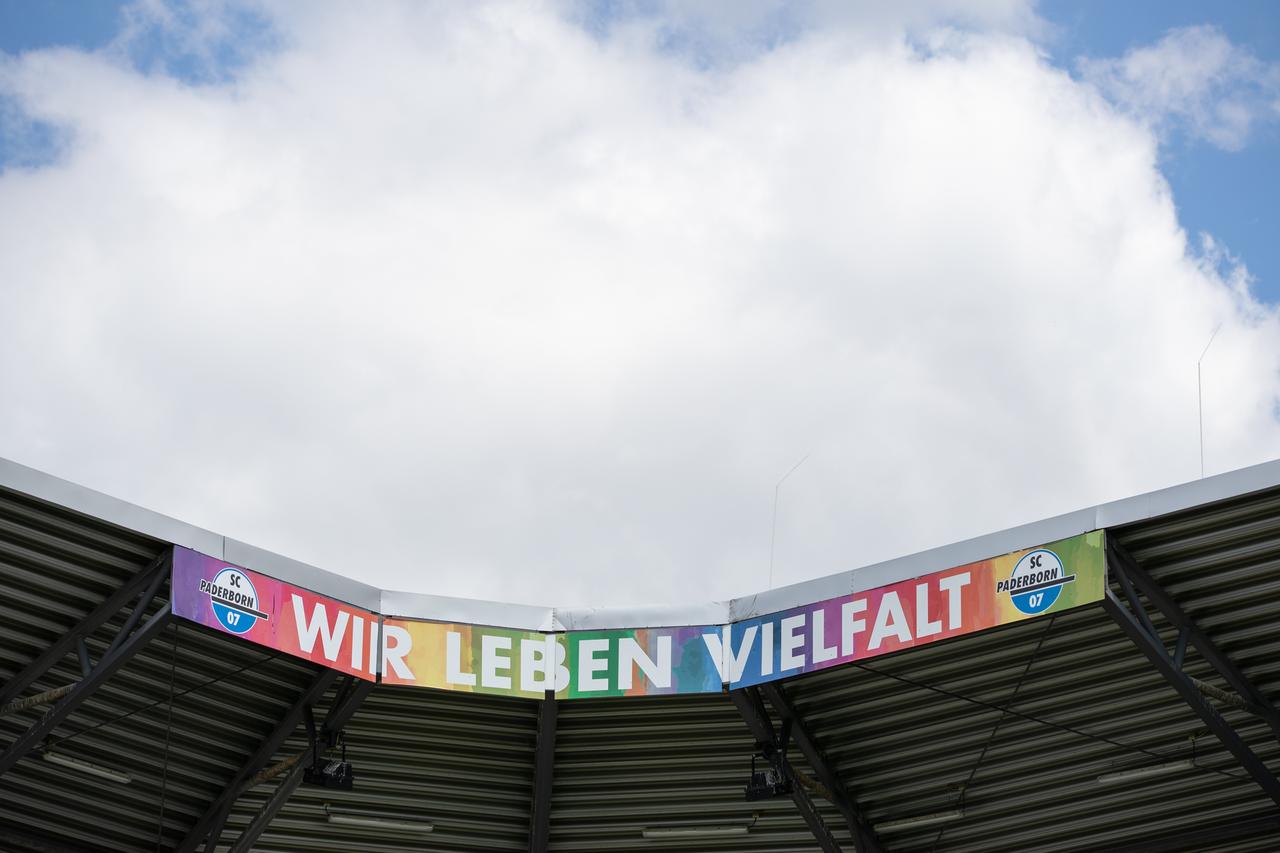 "Wir leben Vielfalt" steht in Regenbogenfarben am Dach des Stadions vom SC Paderborn. 