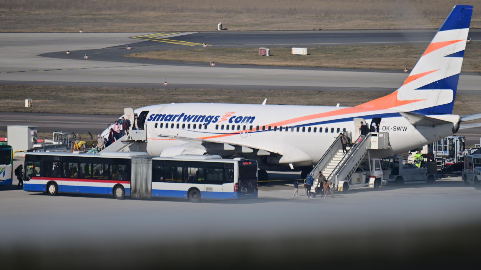 Schönefeld: Passagiere aus Afghanistan steigen aus einem Flugzeug, die eine Aufnahmezusage haben, am Flughafen Berlin Brandenburg aus. 