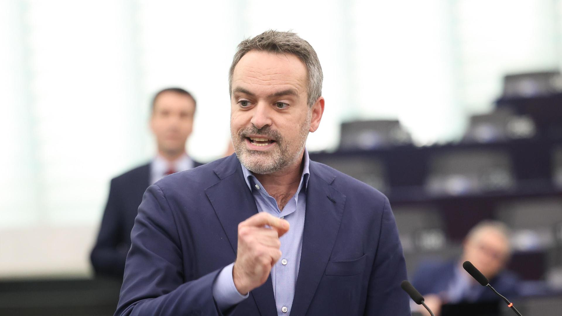 Der SPD-Politiker René Repasi steht im EU-Parlament, hebt seine rechte Hand und diskutiert angeregt. Der SPD-Politiker René Repasi steht im EU-Parlament, hebt seine rechte Hand und diskutiert angeregt.