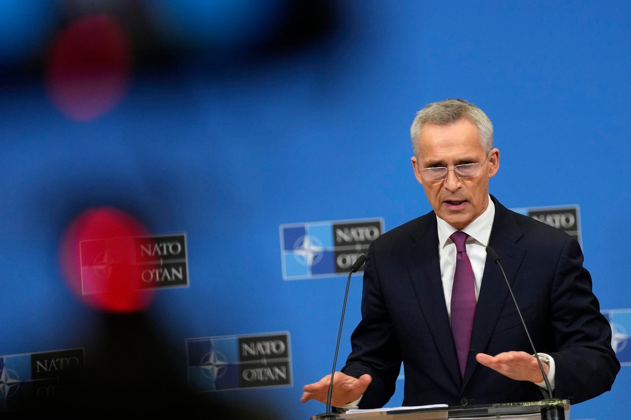 Nato-Generalsekretär Stoltenberg spricht in Brüssel in ein Mikrofon
