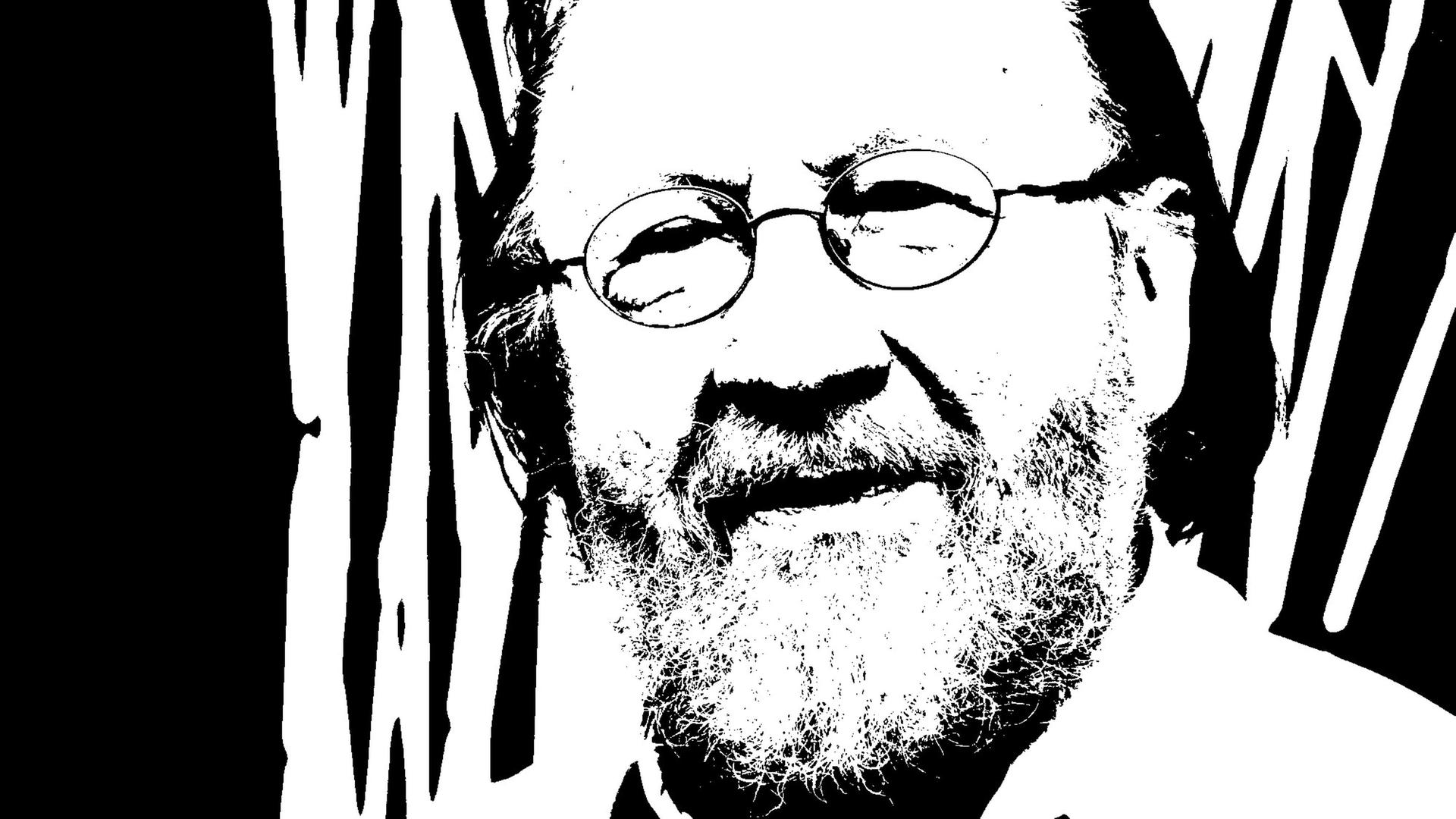 Georg Katzer schaut auf einem schwarz-weiß-Foto freundlich in die Kamera mit Brille und Bart. Georg Katzer schaut auf einem schwarz-weiß-Foto freundlich in die Kamera mit Brille und Bart.