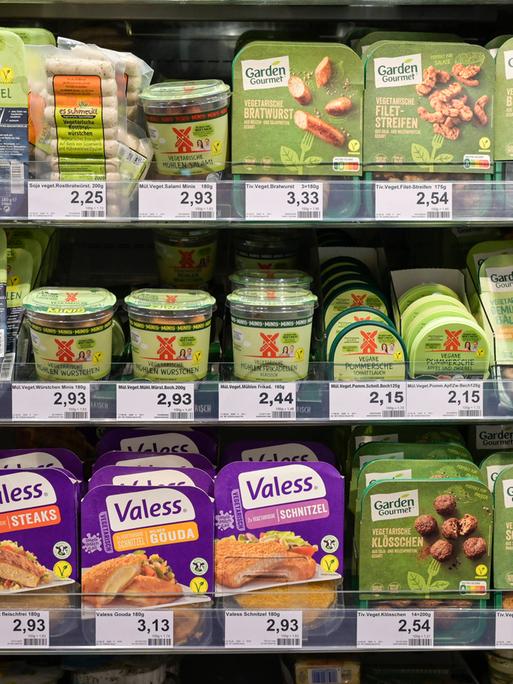 DEUTSCHLAND, Hamburg, Edeka Supermarkt, vegane Fleischersatzprodukte, Veggie Produkte Hamburg Germany 