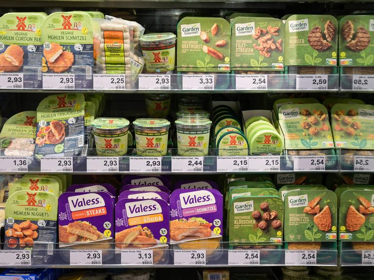 DEUTSCHLAND, Hamburg, Edeka Supermarkt, vegane Fleischersatzprodukte, Veggie Produkte Hamburg Germany 