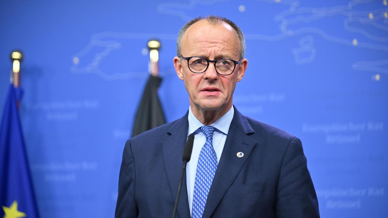 Bundeskanzler Friedrich Merz steht in Anzug und Krawatte vor einem blauen Hintergrund. Bundeskanzler Friedrich Merz steht in Anzug und Krawatte vor einem blauen Hintergrund.