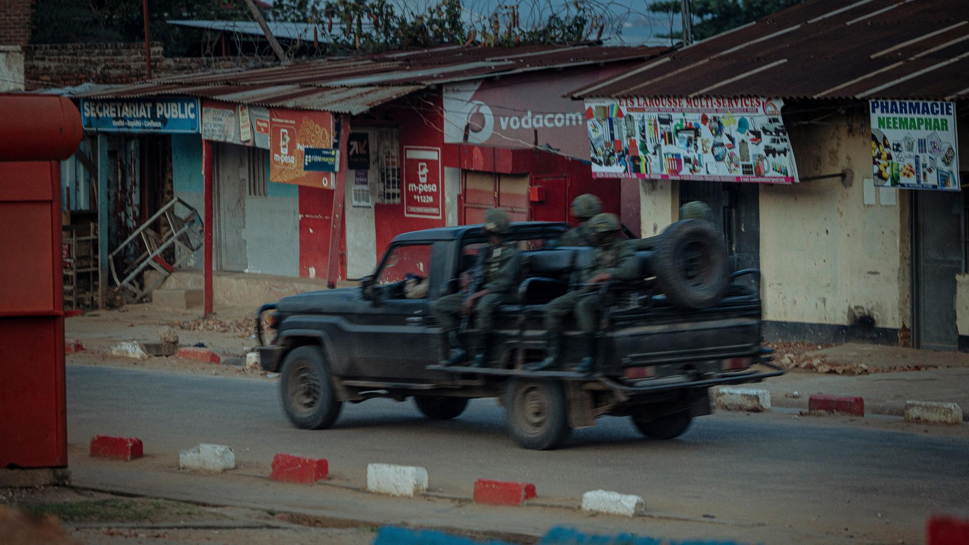 Ein Patrouillen-Fahrzeug der M23-Miliz in Uvira Ein Patrouillen-Fahrzeug der M23-Miliz in Uvira