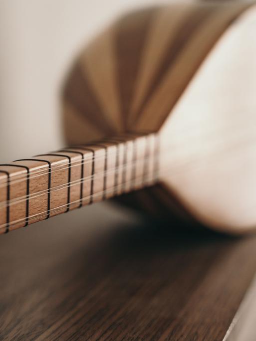 Die Laute Bağlama liegt auf der Seite.