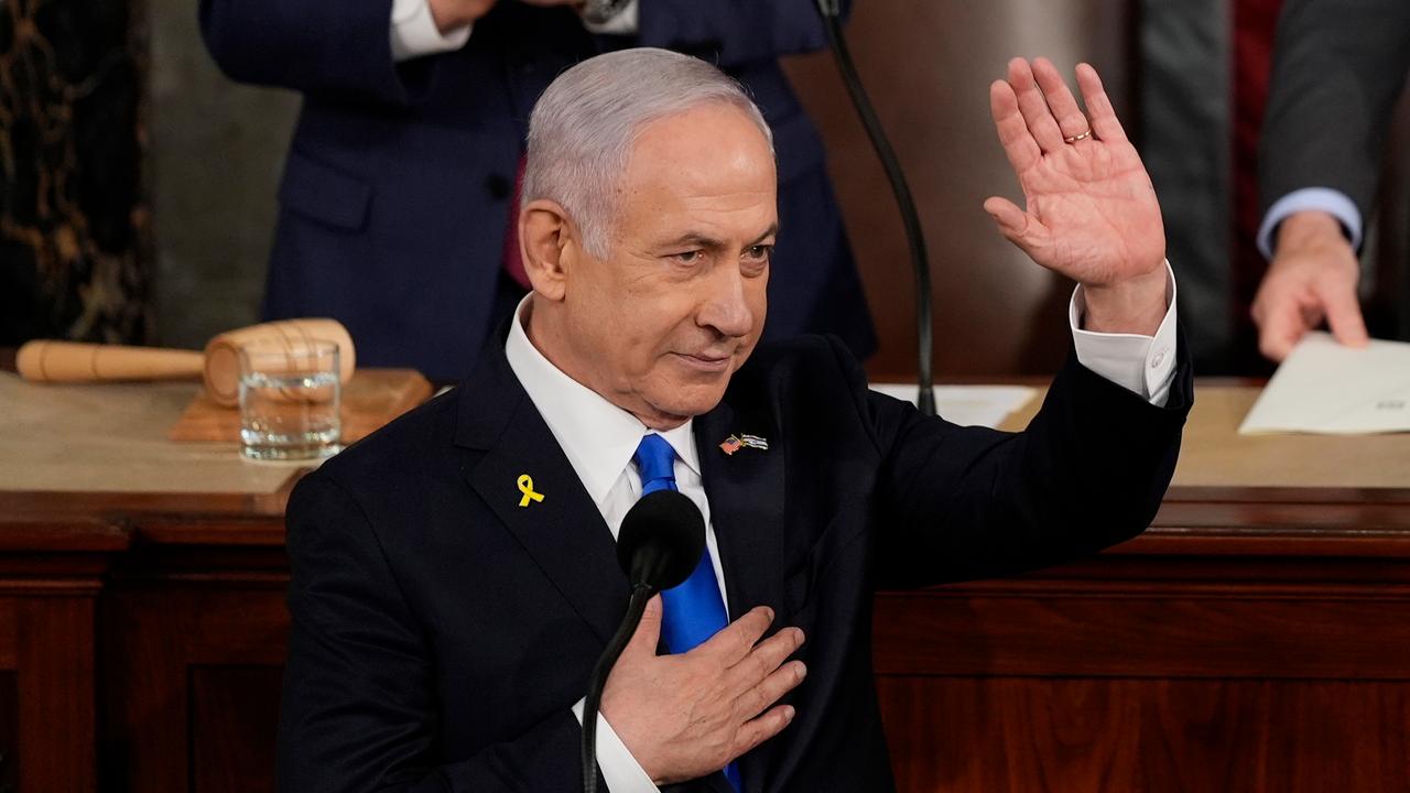 Der israelische Premierminister Benjamin Netanjahu hebt bei einer Rede vor dem Kongress im Kapitol in Washington die Hand.