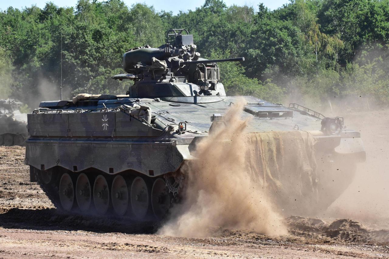 Schützenpanzer Marder der Bundeswehr während einer Gefechtsübung
