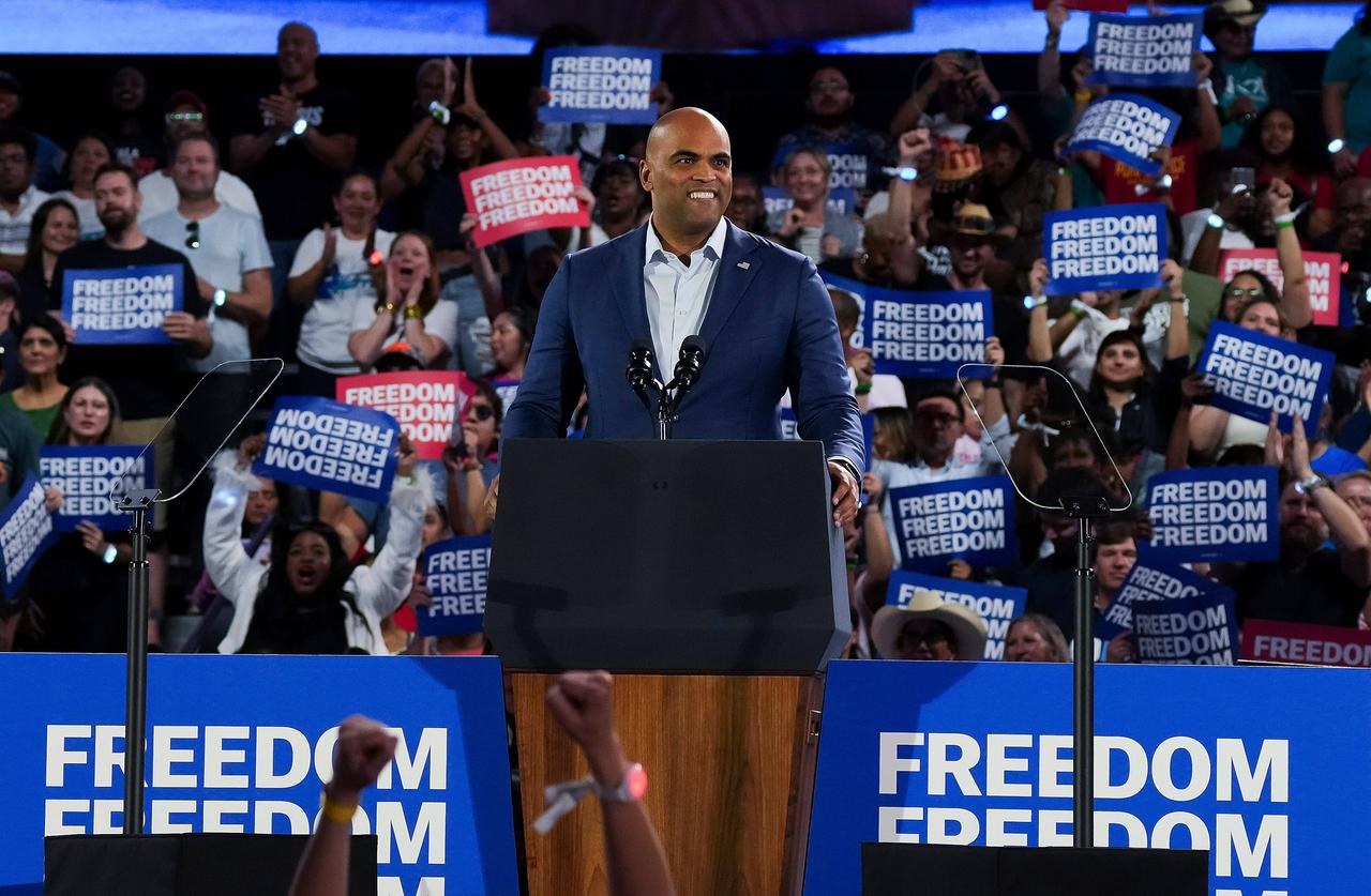 Ex-NFL-Profi Colin Allred spricht während einer Wahlkampfveranstaltung im Shell Energy Stadium in Houston, Texas.