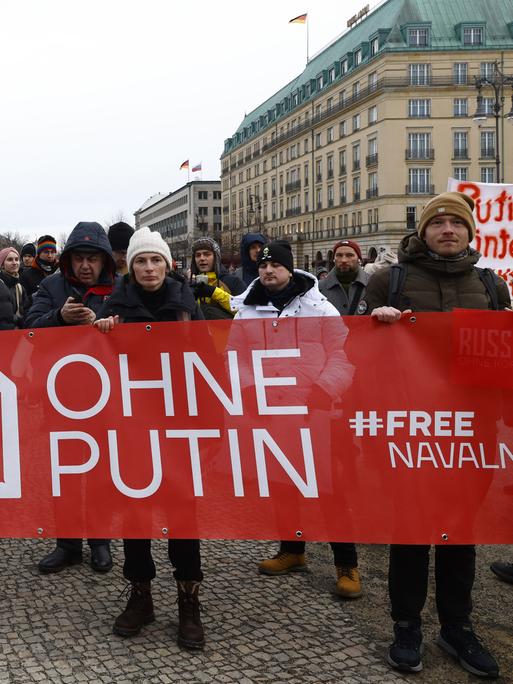 Menschen, darunter viele in Berlin lebende ausgewanderte Russen, versammeln sich am Brandenburger Tor, um am 21. Januar 2024 in Berlin, Deutschland, für freie und faire Wahlen in Russland zu protestieren. 