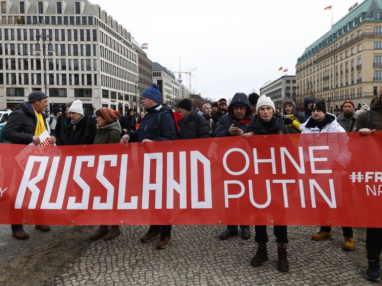Menschen, darunter viele in Berlin lebende ausgewanderte Russen, versammeln sich am Brandenburger Tor, um am 21. Januar 2024 in Berlin, Deutschland, für freie und faire Wahlen in Russland zu protestieren. 