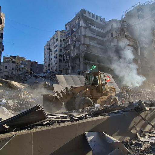 Im Libanon arbeiten Bulldozer nach israelischen Luftangriffen auf den Süden von Beirut.