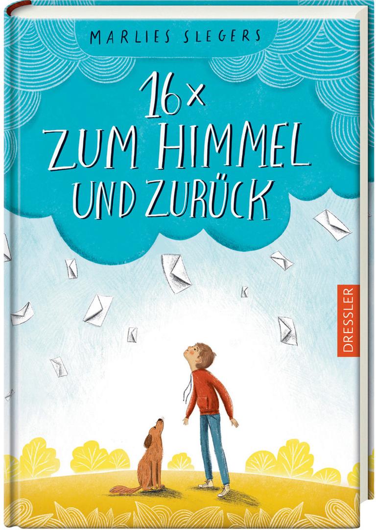 Das Cover von Marlies Slegers "16x zum Himmel und zurück" zeigt einen Jungen mit seinem Hund, die beide in den Himmel schauen. Dort regnen aus dicken blauen Wolken Briefumschläge.