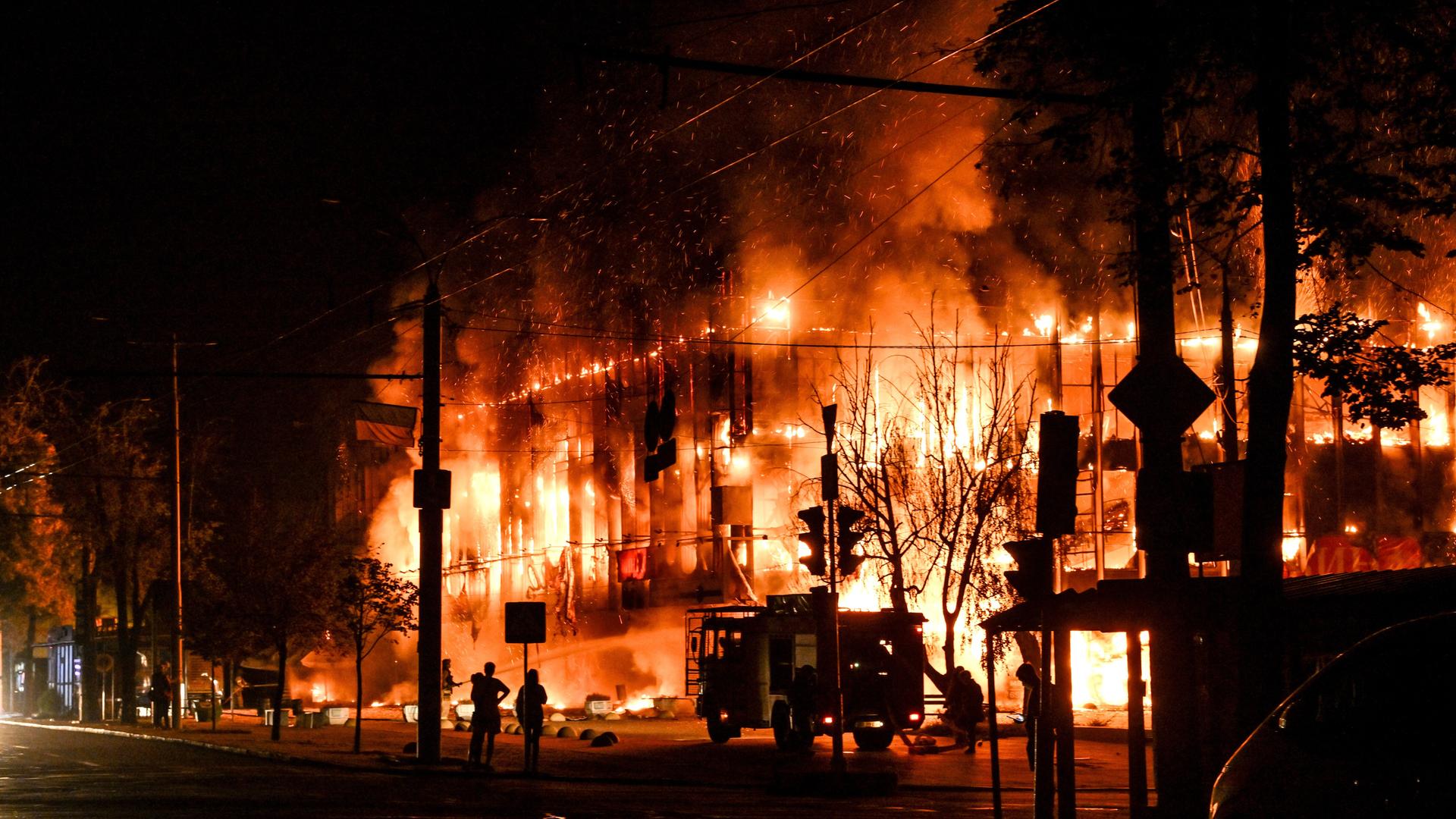 Im Einkaufszentrum „Intrade“ in Saporischschja (Ukraine) wütet ein durch einen russischen Drohnenangriff in der Nacht verursachter Brand. Im Einkaufszentrum „Intrade“ in Saporischschja (Ukraine) wütet ein durch einen russischen Drohnenangriff in der Nacht verursachter Brand.