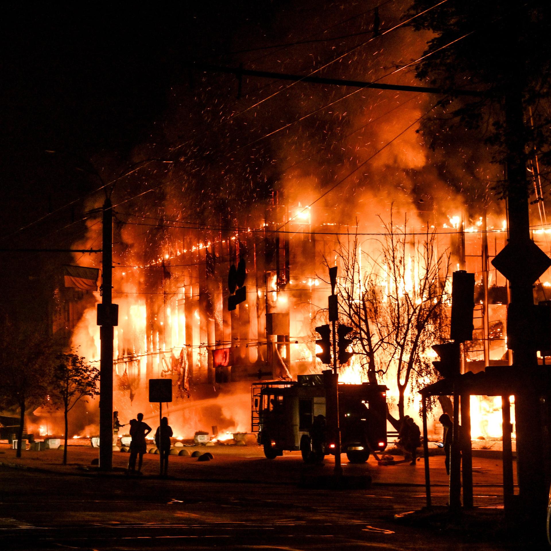 Im Einkaufszentrum „Intrade“ in Saporischschja (Ukraine) wütet ein durch einen russischen Drohnenangriff in der Nacht verursachter Brand. 