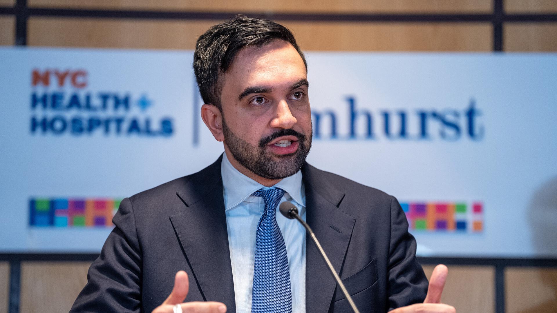 Der designierte Bürgermeister von New York City, Zohran Mamdani, spricht während einer Pressekonferenz im Elmhurst Medical Center und gibt am Dienstag, dem 30. Dezember 2025, im Stadtteil Queens Der designierte Bürgermeister von New York City, Zohran Mamdani, spricht während einer Pressekonferenz im Elmhurst Medical Center und gibt am Dienstag, dem 30. Dezember 2025, im Stadtteil Queens