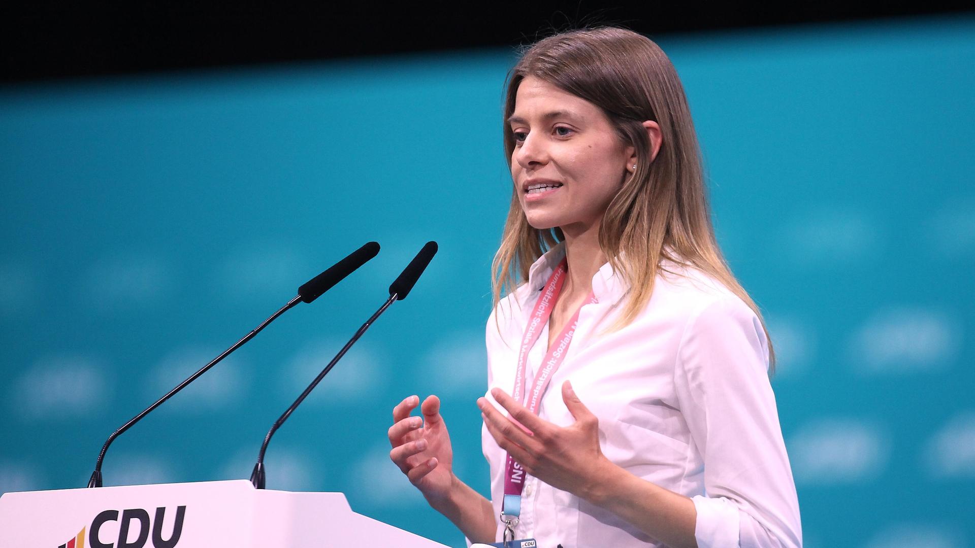 Laura Strohschneider spricht an einem Rednerpult auf einem Parteitag der CDU und gestikuliert. Laura Strohschneider spricht an einem Rednerpult auf einem Parteitag der CDU und gestikuliert.