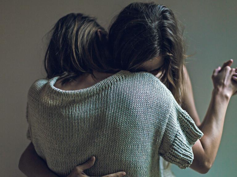 Das Hörspiel begleitet Anne Lister und ihre Partnerinnen und Affären. Zu sehen: Zwei Frauen, die miteinander tanzen. 