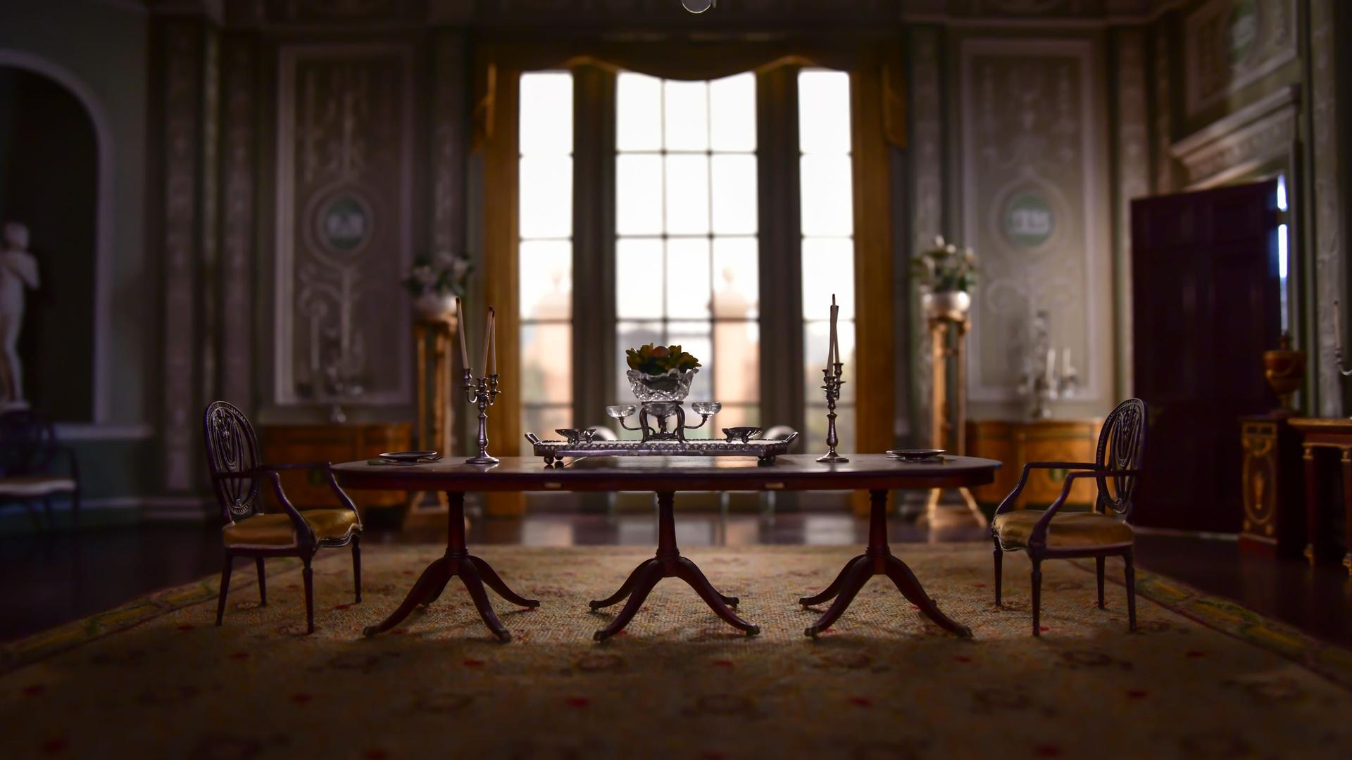 Ein Tisch mit zwei leeren Stühlen in einer edlen alten Villa.