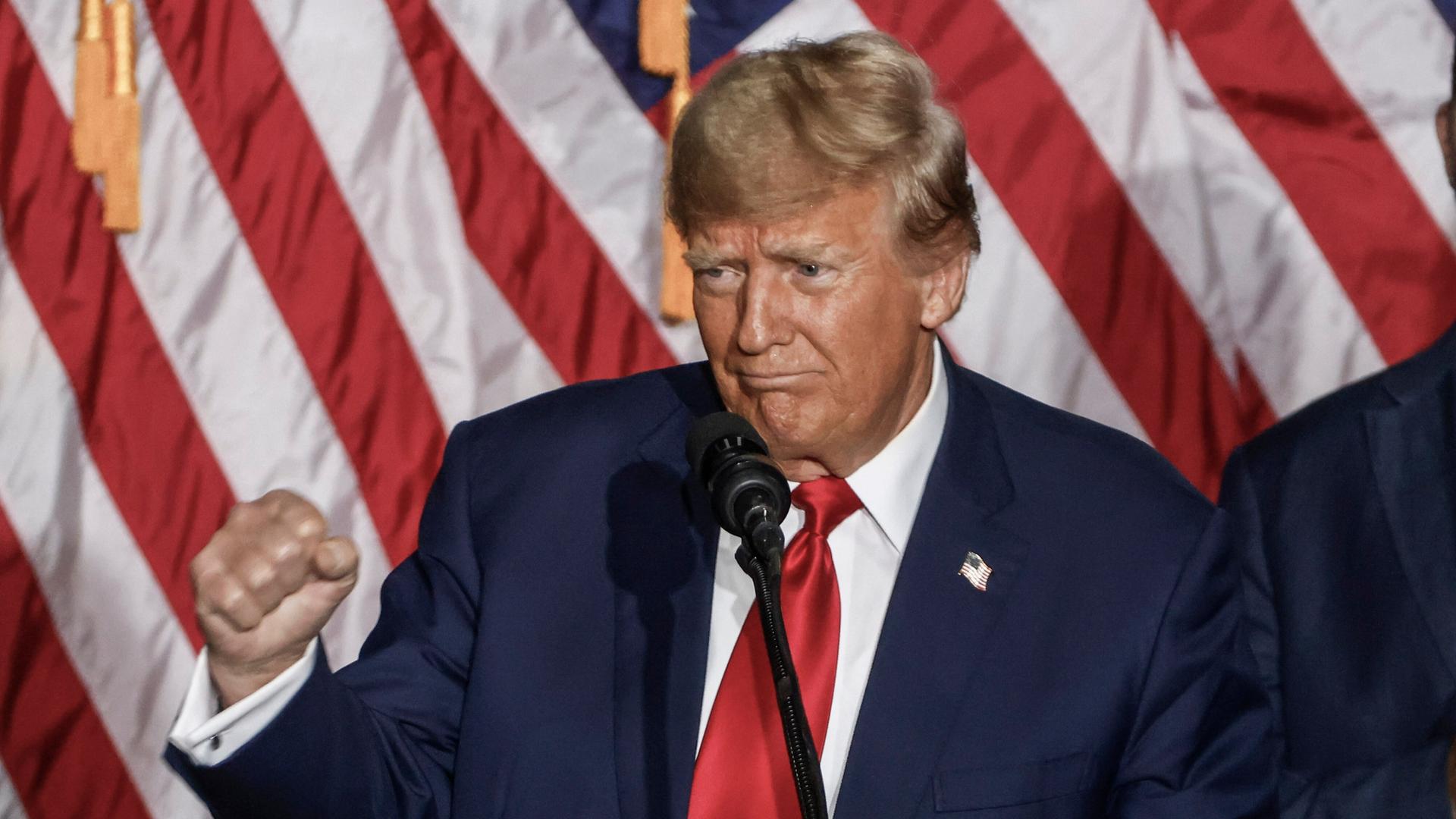 Der republikanische Präsidentschaftskandidat, Ex-Präsident Donald Trump, grüßt seine Anhänger auf einer Wahlkampagne in Des Moines, Iowa.
