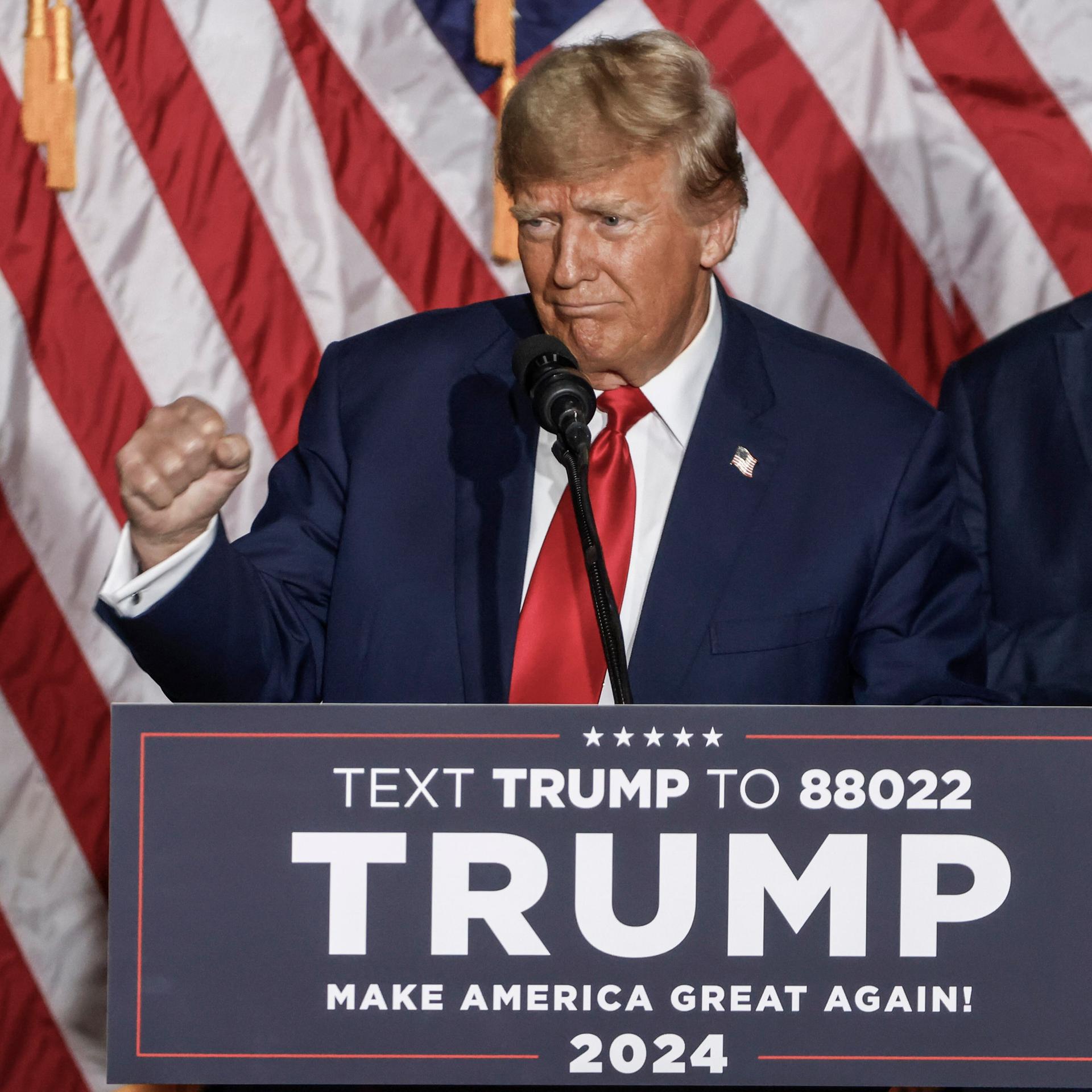 Der republikanische Präsidentschaftskandidat, Ex-Präsident Donald Trump, grüßt seine Anhänger auf einer Wahlkampagne in Des Moines, Iowa.