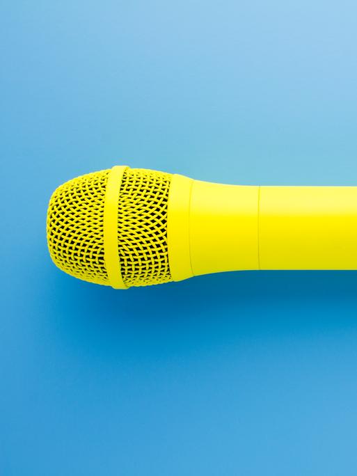 Ein gelbes Mikrofon auf blauem Hintergrund.